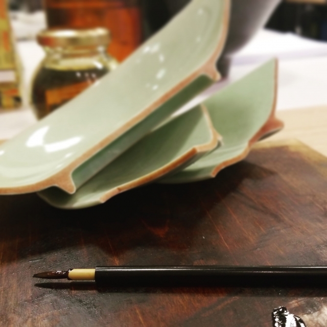 The image of a cracked chawan.